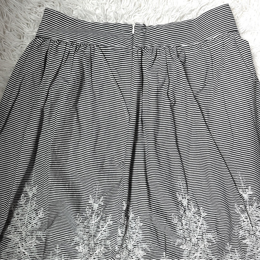 NY Collection Black White Striped Skirt w/ Embroidered Hem | Size 6 - Picture 11 of 15